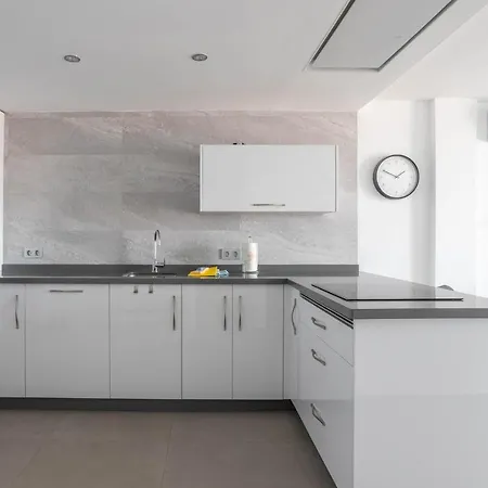 Arce Frontline Seaview Апартаменты *